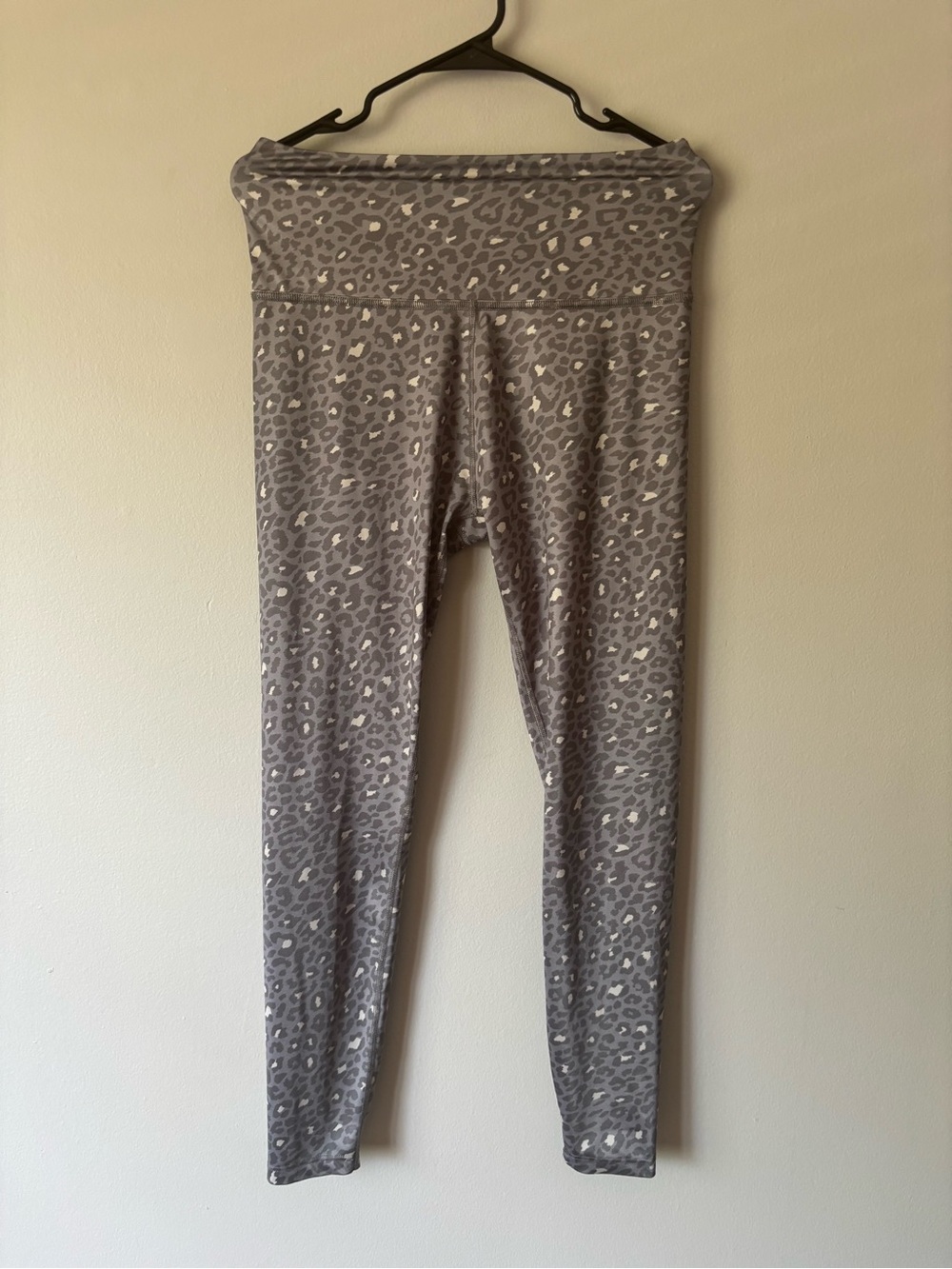 Beyond Yoga Gray Leopard Print Athletic Leggings